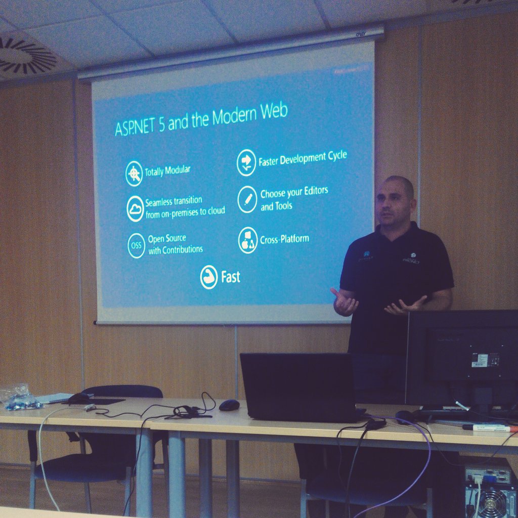 KickF7y's tweet image. Escuchando a @sergio_castillo de @dotnetters explicando todas las novedades de #ReConnect2015