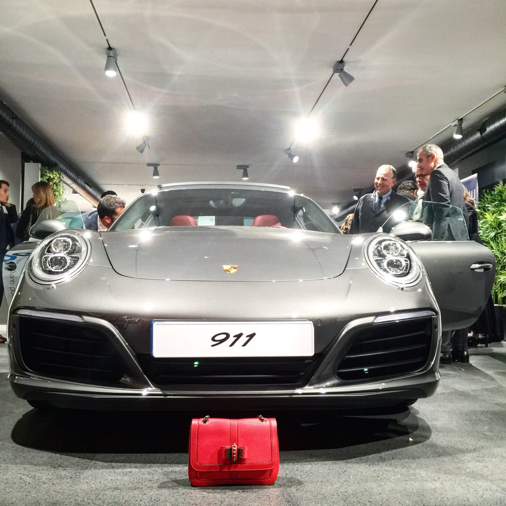 MisterBagbyAbel's tweet photo. En la presentación de los nuevos modelos 911 Carrera de @Porsche. Gracias @AGoldPartner ✨ https://t.co/BkpqZhNe1t