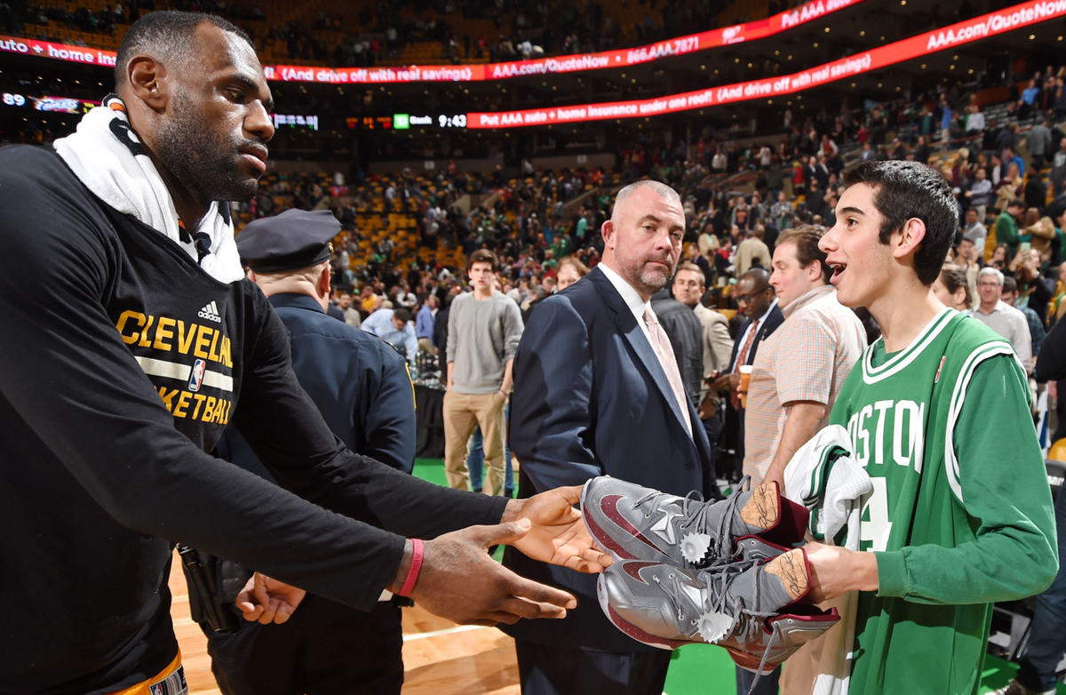 espn's tweet photo. "It was not for you guys or the fans. It was for him."

ICYMI: LeBron went the extra mile. https://t.co/d0ARLqQHza https://t.co/i2wNJ3EDDj