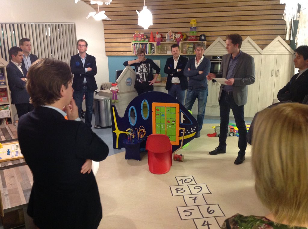 VieAmi's tweet photo. Feestelijke onthulling van de door @RT94Venlo  gesponsorde kinderspeelkamer. Bedankt namens alle kinderen @Viecuri! https://t.co/286PRbmQJK