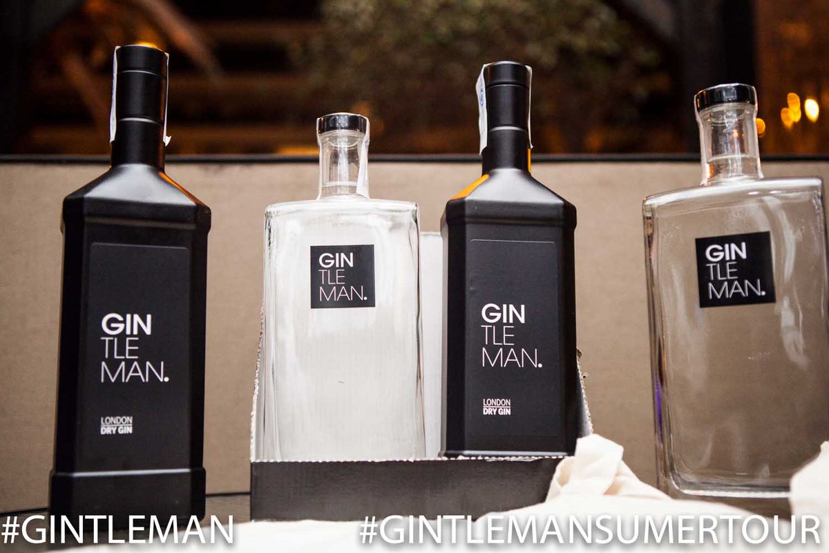 GintlemanTour's tweet photo. ¡Comienza el #GintlemanTour! los bares de #Alicante van empaparse de Gintleman. Mañana sigue los globos gigantes🍸 https://t.co/Jq5hHLsI7n