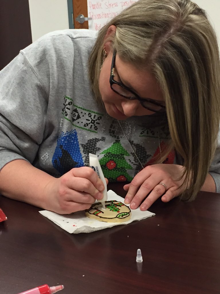 kchelmick's tweet photo. Focused on decorating cookies! @klingseisenSTEM @jacquedelong #Cookies4Santa https://t.co/nfCSgF8ei0