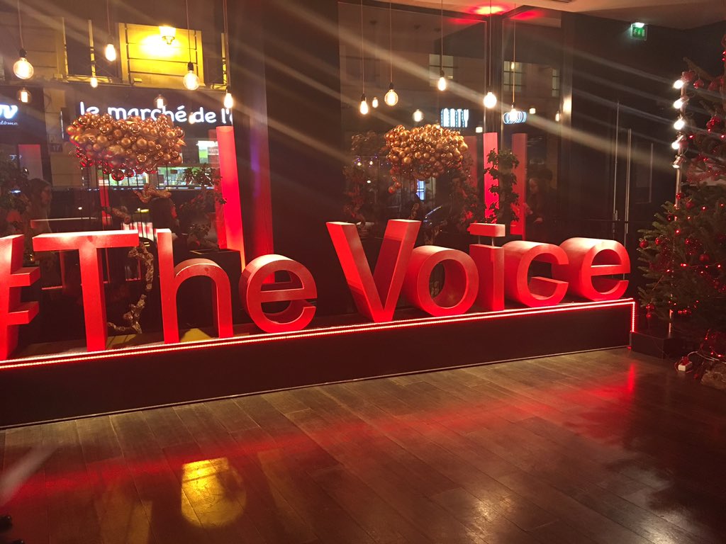 TF1's tweet photo. Dès 20h, découvrez en exclu toutes les nouveautés de la saison 5 de #TheVoice avec @nikosaliagas #TheVoiceParty https://t.co/E3RfEeCiln