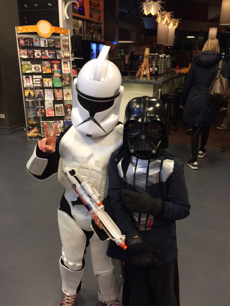 WortelBart's tweet photo. We zijn er #StarWarsForceAwakens #kinepolis #groningen https://t.co/REsRZfX1t9