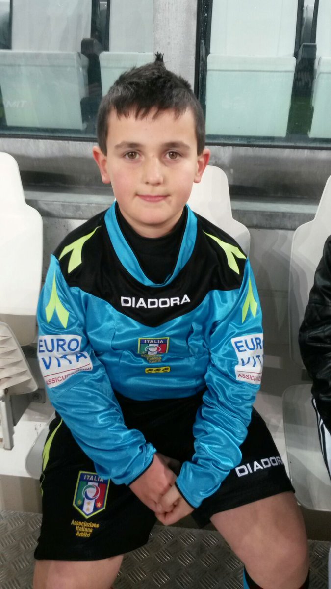 juventusfc's tweet photo. Il piccolo Junior Member Jacopo, 7 anni di juventinitá da Domodossola, in attesa di scendere in campo! #JuveTorino https://t.co/dIlvAqjS1u