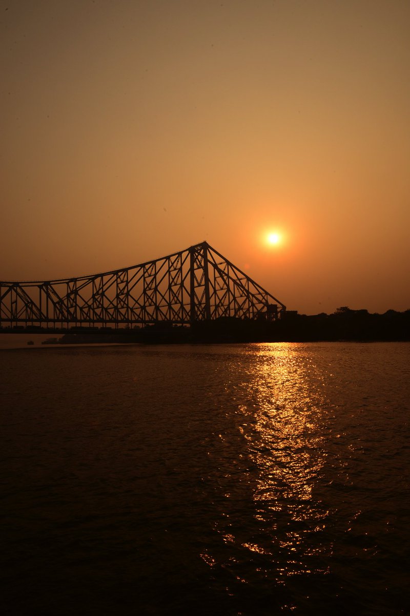 SrBachchan's tweet photo. T 2081 - The bridge that Howrah built for to and fro ... magnificent in its simplicity .. and its grandeur !! https://t.co/aqTAttR7Ba