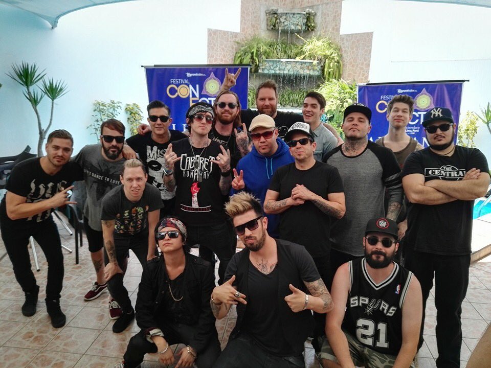 Hamletband's tweet photo. Mañana comienza el @festivalconecta Estamos en las tres fechas, 17 Lima, 18 Arica, 19 Santiago de Chile https://t.co/vIpD2O6Eng