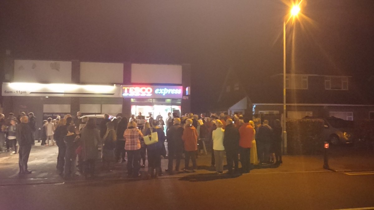 savage3081's tweet image. Great turn out for Cookley community choir singing carols @kev_mchugh @aidandave @TeresaHastings2 @danbeatlejones