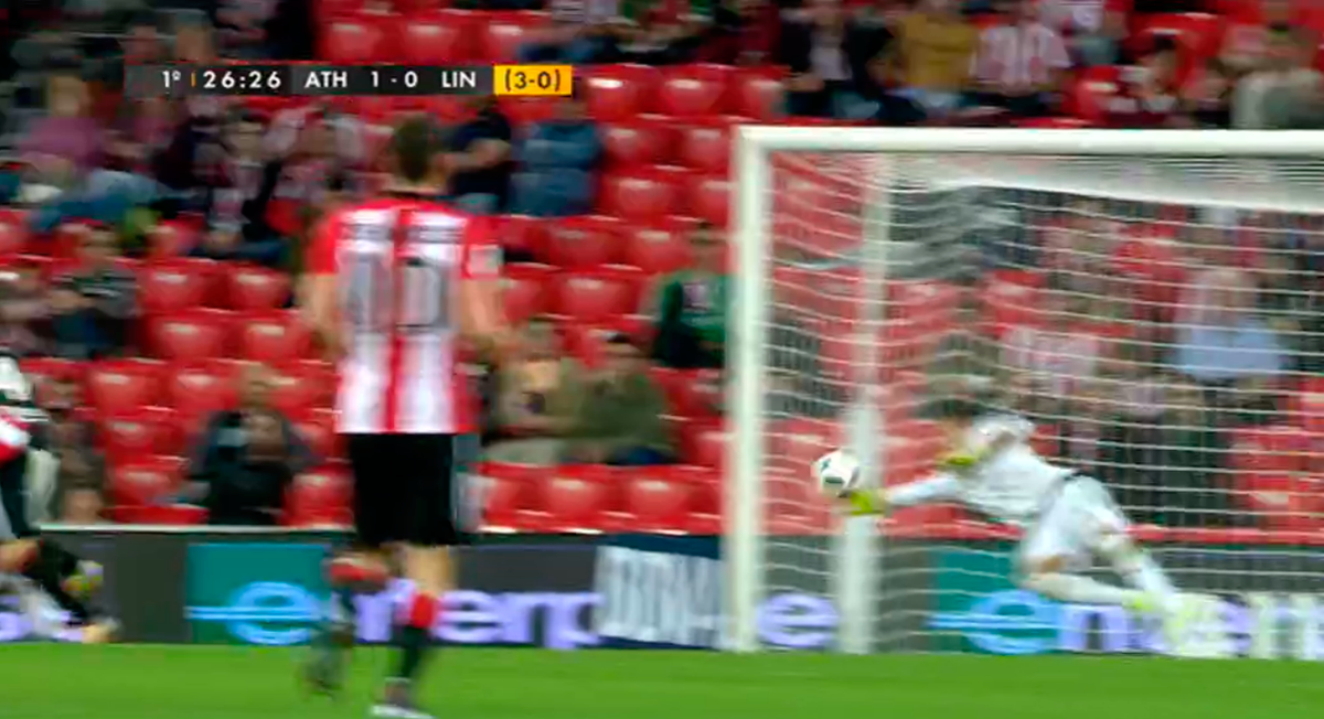 MPlusDeportes's tweet photo. No todos los días juegas ante uno de los arietes más en forma. Paradón de Mateo a cabezazo de Aduriz #LocosPorLaCopa https://t.co/x8QIraxyPi