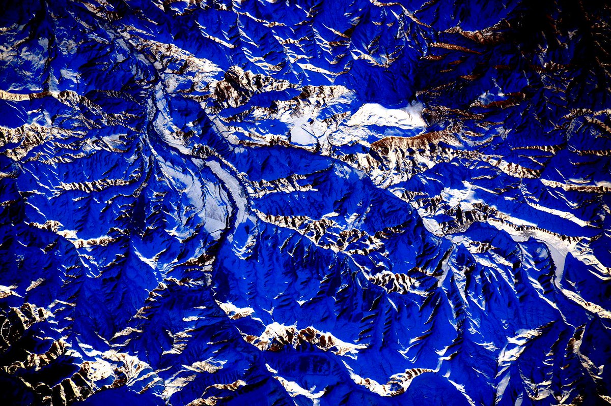 StationCDRKelly's tweet image. #EarthArt Get over your mountains with rock and grit. #YearInSpace