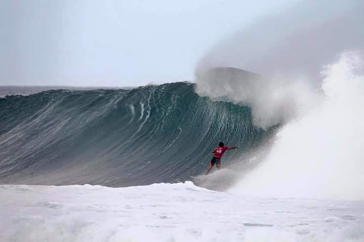 Go_JeremyFlores's tweet photo. Jeremy Flores surf dans la série 9 !#GoJeremy #BillabongPipeMasters #mcssurf https://t.co/qJLv3TSS4C