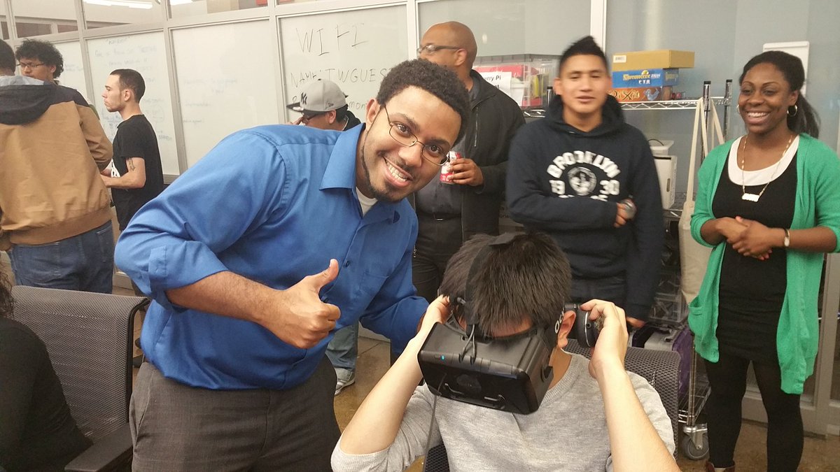 hardwarehacklab's tweet image. @pierrevbernard killing it with @BronxDigital at #HardwareHackLab #ThoughtWorksNYC