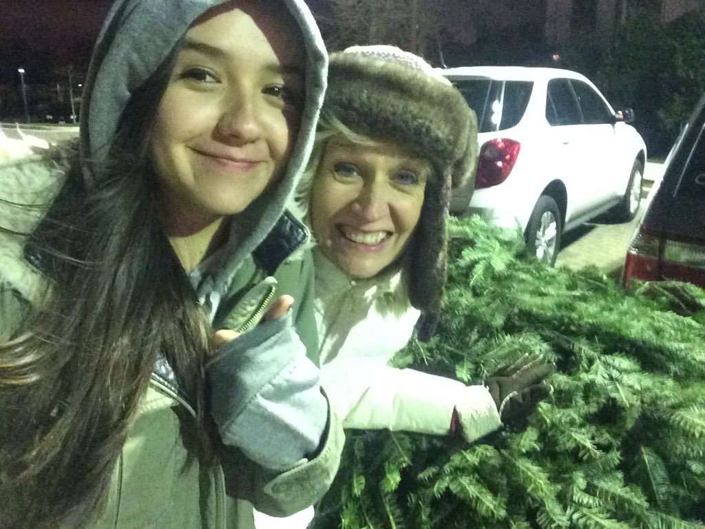 maddijanemusic's tweet photo. When U and mom can't put the tree on the car so U decide to take a selfie instead https://t.co/UXqIX0PQQd