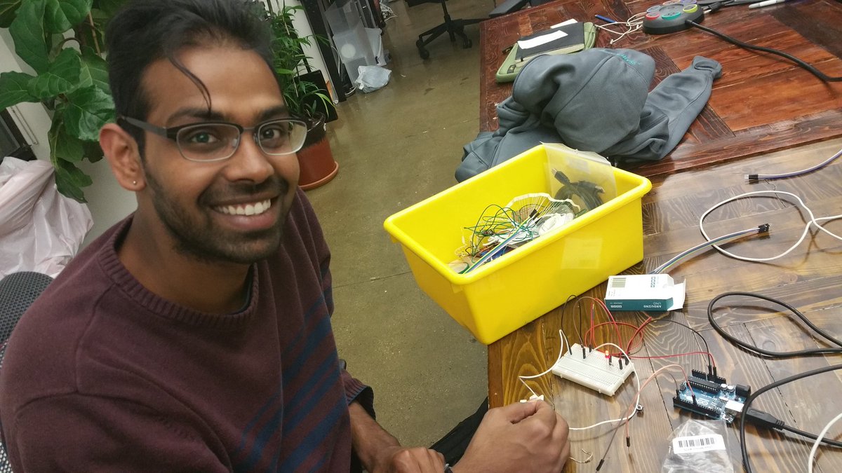 hardwarehacklab's tweet image. @anirudh_eka learning @arduino at #HardwareHackLab #ThoughtWorksNYC
