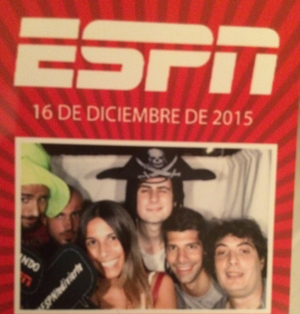fpcomunicacion's tweet photo. Con una banda amiga en la fiesta de fin de año de #ESPN, #ESPNtedivierte https://t.co/ioNzEaKcFH