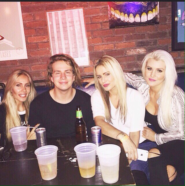 _lisajones_'s tweet photo. @_carly_louise_ @xShelleyjonesx @colindjones 🗽🎶🎸🍻🇺🇸🍎😘 https://t.co/QXtBHbhysC