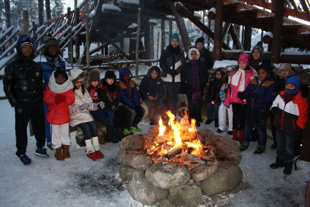 Rien de mieux qu'un bon feu de bois pour supporter les -20 degré. #villagedupèrenoël