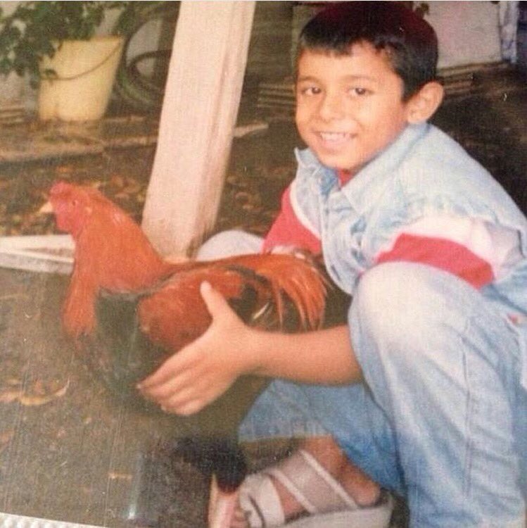 therealbinbaz's tweet photo. كل ما اسمع أمي تقول احنا كنّا نلبسكم أحسن ملابس اتذكر هذي الصورة 😂🙉 
When my mom says we use to dress you the best😍😂 https://t.co/cygxUPrzfz
