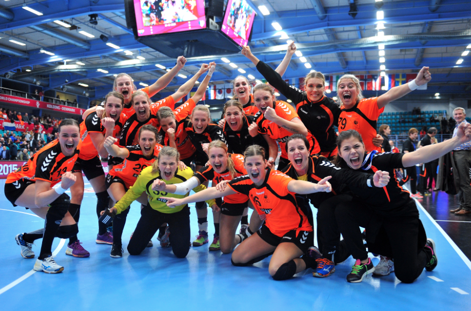 Handbaldames's tweet photo. En….we gaan nog niet naar huis!!!!! Vrijdag 18.00 halve finale tegen Polen! Wauw! #oneteamonedream https://t.co/cEdUm07Uja