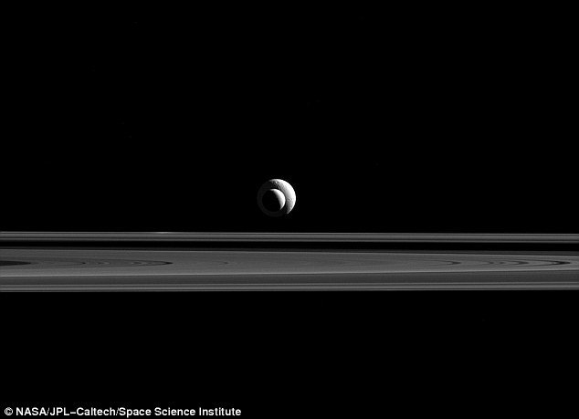 That moment Saturn's rings and moons align perfectly for a photo  dailym.ai/1QNmwqC