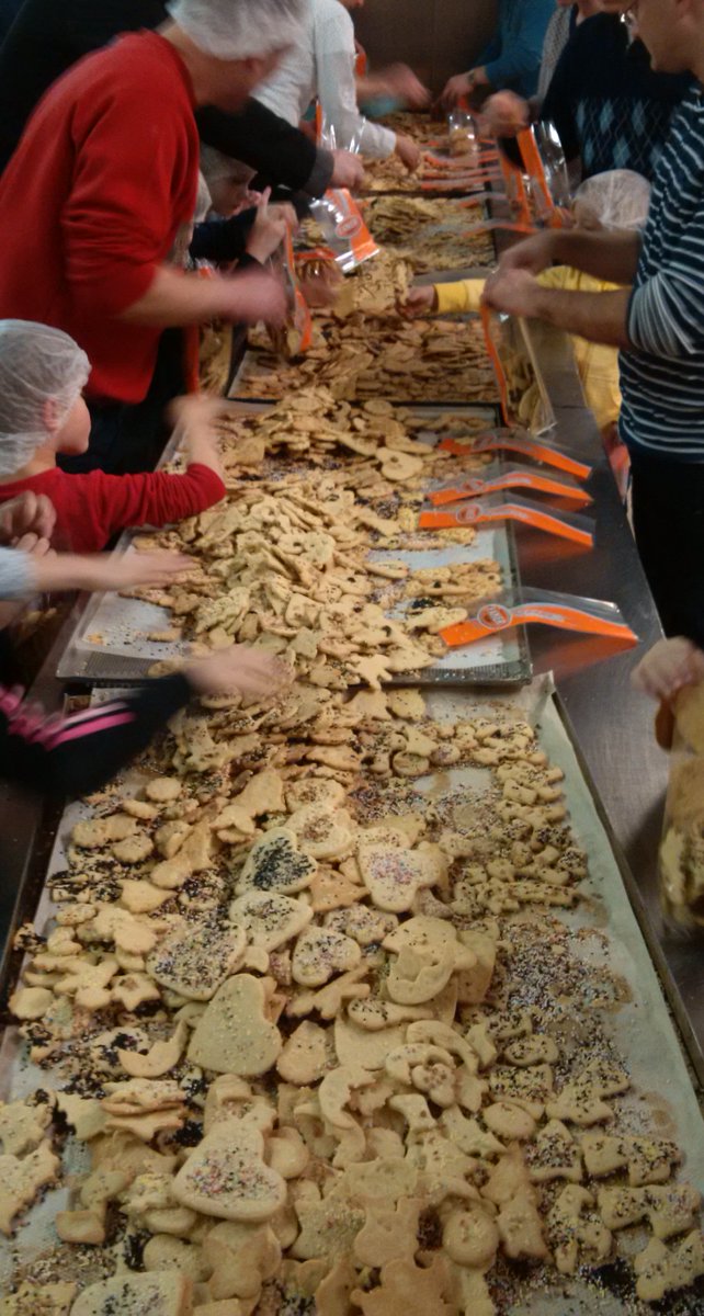IlonaMasche's tweet photo. @wjpotsdam Große Weihnachtsbäckerei bei @baeckereiexner Viele Kinderhände produzierten zahlreiche Plätzchen :-) https://t.co/AcwV7n1J1N