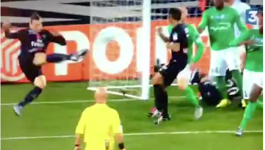 Vidéo ciseau Zlatan Ibrahimovic PSGASSE - bit.ly/1m8e3CG