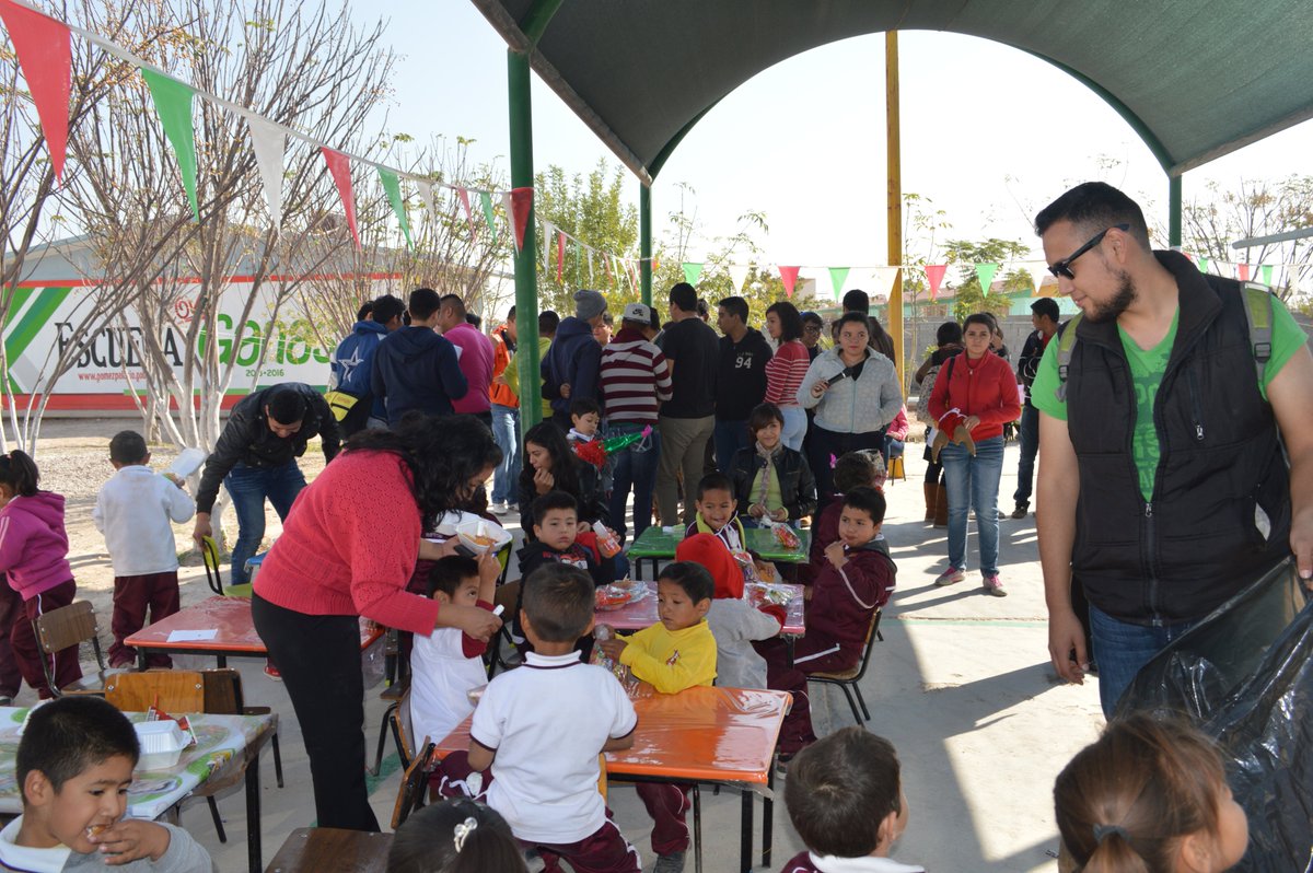 utldurango's tweet photo. Vive la Navidad en Comunidad #Posada #ConcursodePiñatas jardín de niños #JeanHenryDunant #Regalos #Comida #Premios https://t.co/OILLV3TqO6