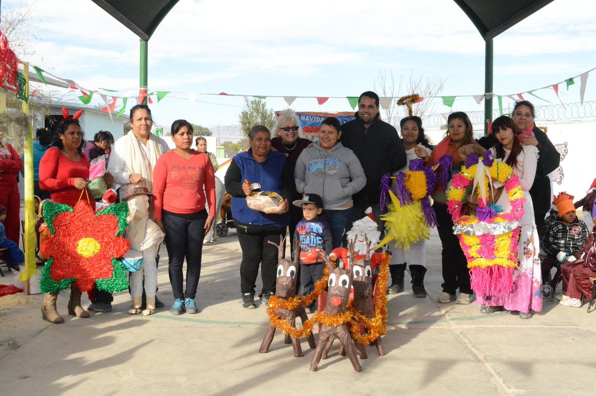 utldurango's tweet photo. Vive la Navidad en Comunidad #Posada #ConcursodePiñatas jardín de niños #JeanHenryDunant #Regalos #Comida #Premios https://t.co/OILLV3TqO6
