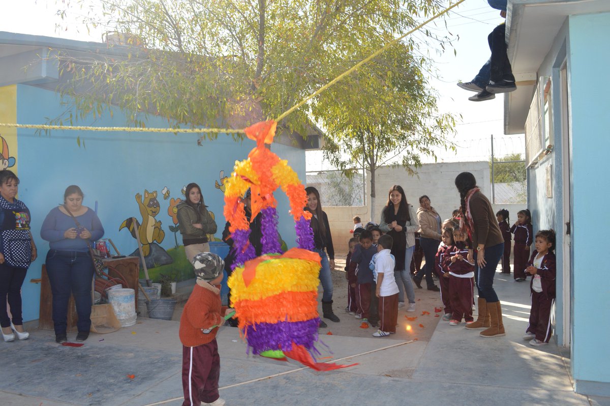 utldurango's tweet photo. Vive la Navidad en Comunidad #Posada #ConcursodePiñatas jardín de niños #JeanHenryDunant #Regalos #Comida #Premios https://t.co/OILLV3TqO6