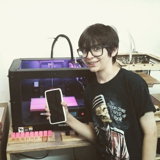 bsbfablab's tweet image. O João modelou e imprimiu sua própria capinha de celular! Mandou muito! #3dprinting #maker… ift.tt/1O92doC