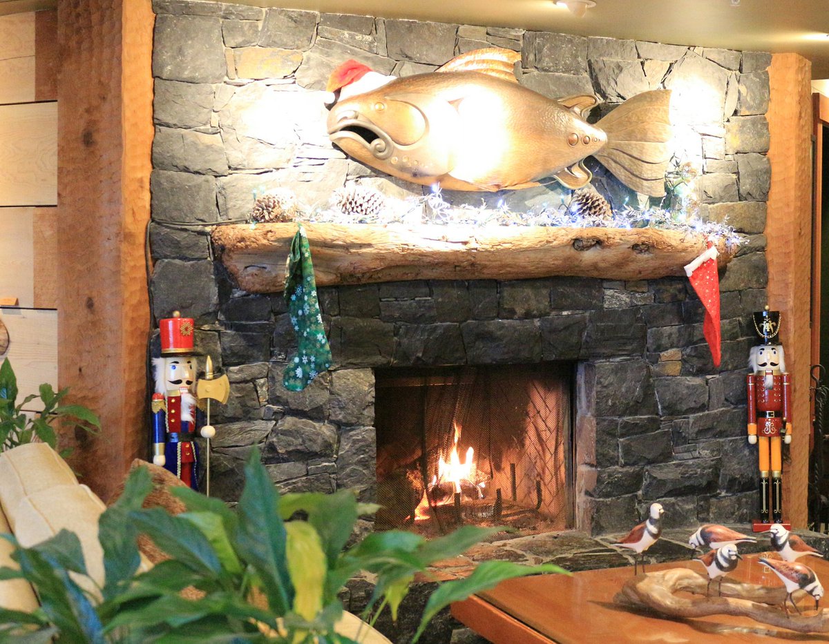 Time to cozy up in front of the #fireplace at the #driftwoodcafe #holidayseason #staywarm