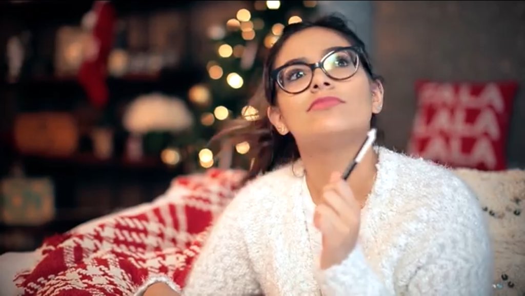 shawnpianos's tweet photo. @BethanyMota I LOVE YOUR CHRISTMAS DECOR IN THE BACKGROUND #goals #BethNewVideo https://t.co/OOn9J2SITq