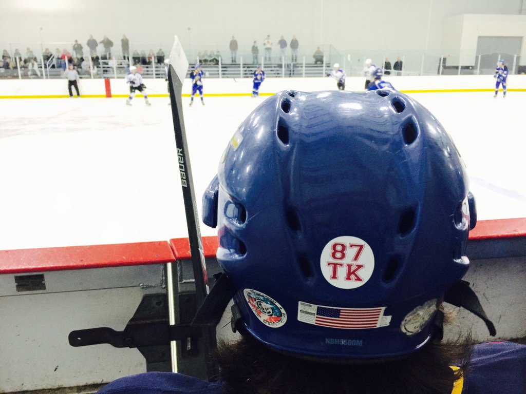 HennenCBUS's tweet image. Logo on back of @Bravespuck helmet in remembrance of the late St. Charles player Thomas Knox, who died Dec. 13.