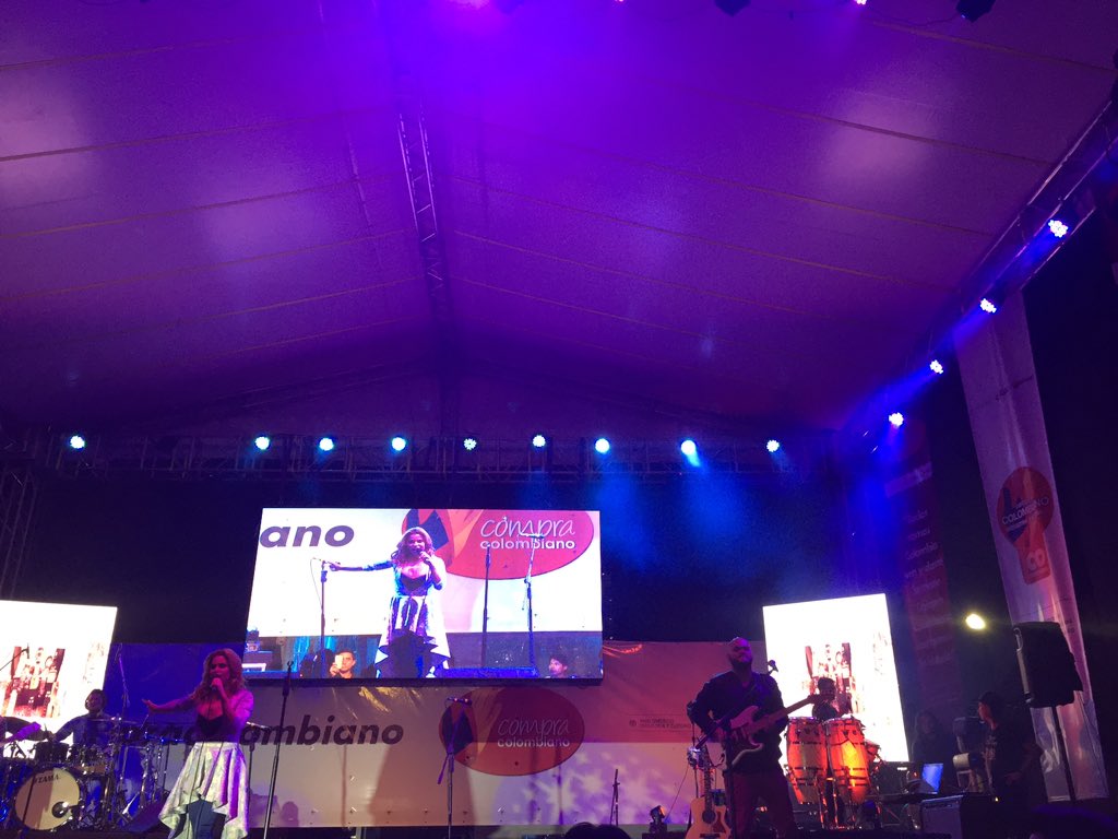 @AdrianaLucia_ en show que invita a #CompraColombiano, a nuestras raíces, a nuestra tierra, <a href="/PROPAIS/">PROPAÍS - Colombia</a> <a href="/MincomercioCo/">MinComercio Colombia</a>
