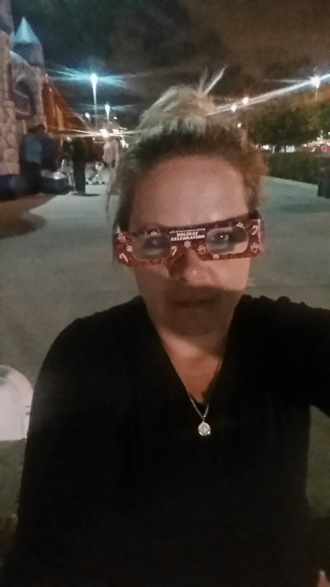 traciew43's tweet image. Snowman Glasses