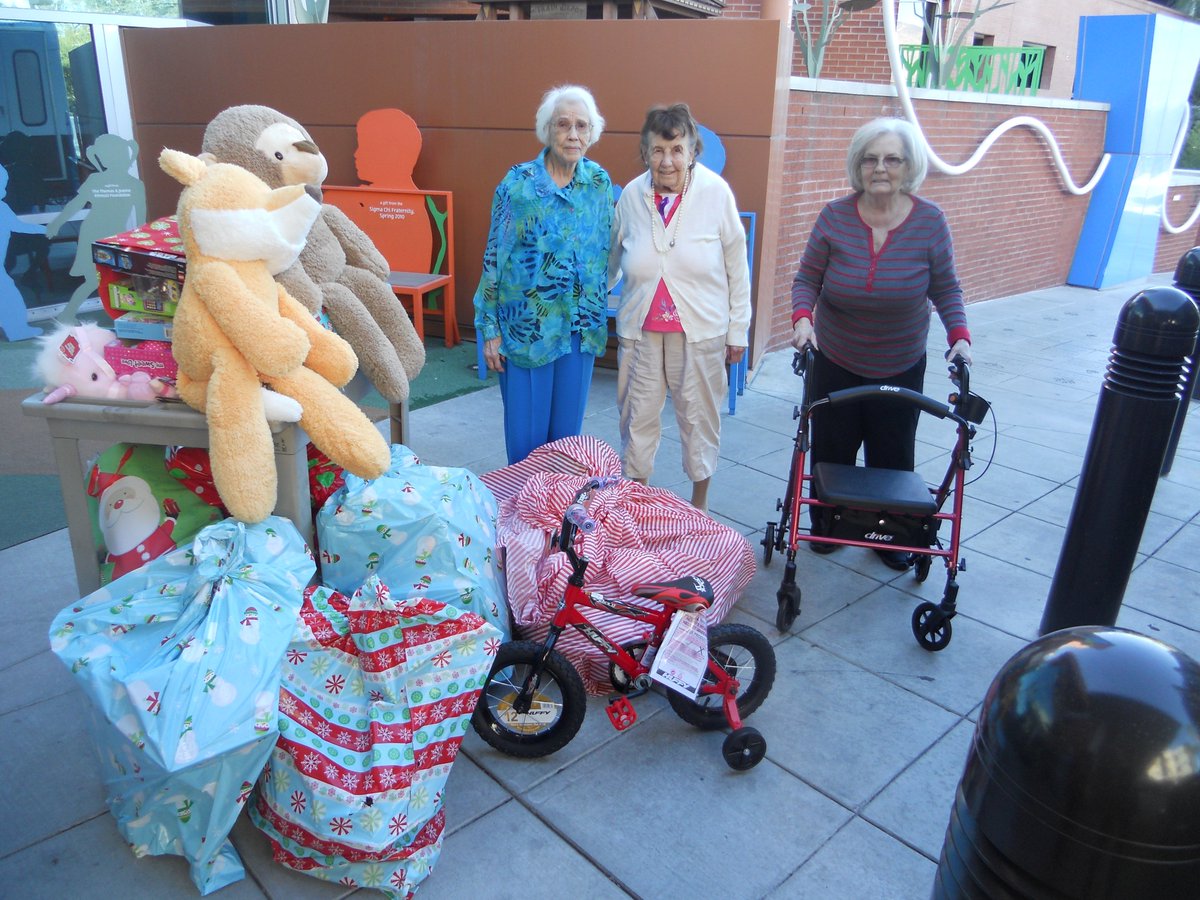 TeamSpringsLEC's tweet photo. Dropped off our donation to the @DiamondKidsAZ Children's Hospital. And had fun with Santa. #FrontierCulture https://t.co/Iei0h55tyN