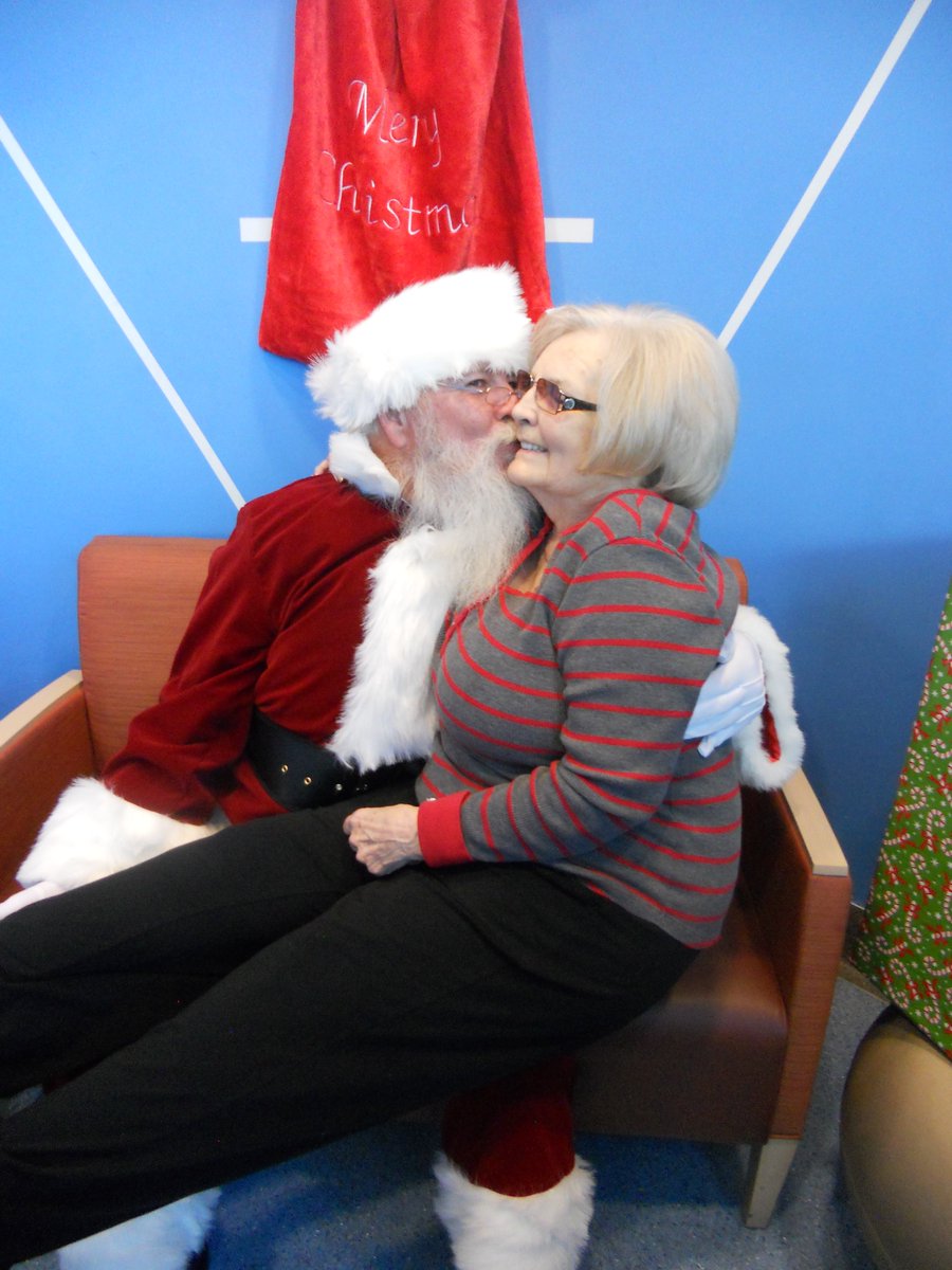 TeamSpringsLEC's tweet photo. Dropped off our donation to the @DiamondKidsAZ Children's Hospital. And had fun with Santa. #FrontierCulture https://t.co/Iei0h55tyN