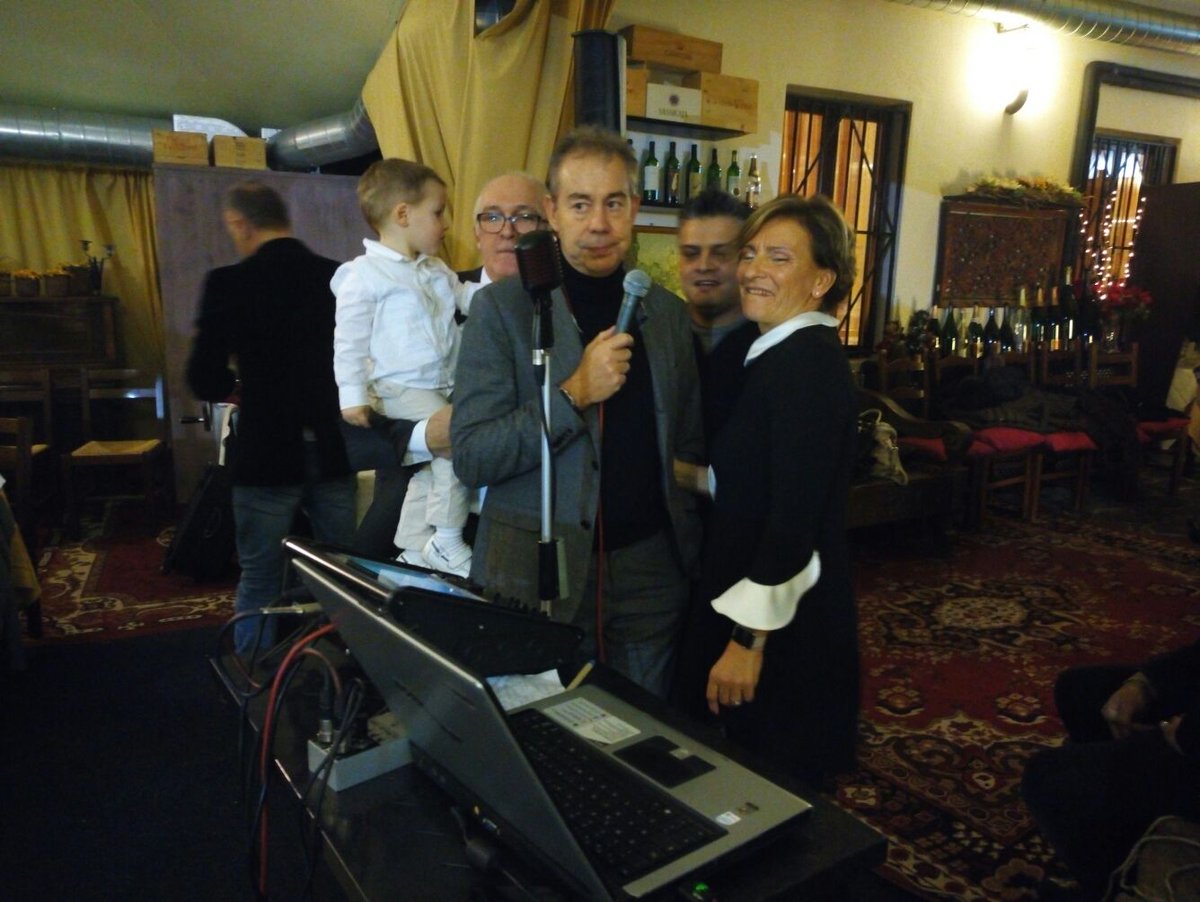 Gullivernet's tweet photo. 15years of gulliver. ..i soci cantano "eravamo 4amici al bar" buon Natale a tutti !! https://t.co/xtwfP9Geeg