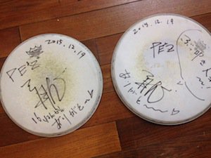 PEZ_OFFICIAL's tweet photo. 【12/19物販情報】PE'ZのCDやDVD,Tシャツやレアグッズまで入った好評のFortuneBagのアタリの一部ご紹介！航さん賞は2点。実際に使っていたドラムのタム皮です！「ぶっ叩き人生！」販売価格5000円(税込) https://t.co/Im6iIHZEY4