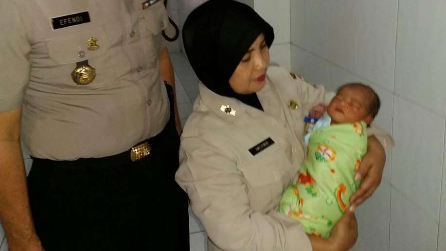 khameytha's tweet photo. Gak paham @detikcom: Bayi Mungil Malang ini Menangis Dibuang di Trotoar di Tangerang https://t.co/UqhmBcdK87 https://t.co/1c1T5ccbk1”