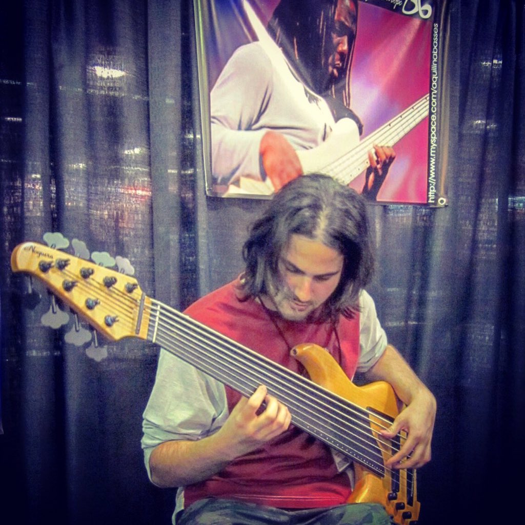 8 string bass. Fretless. WOW 😍