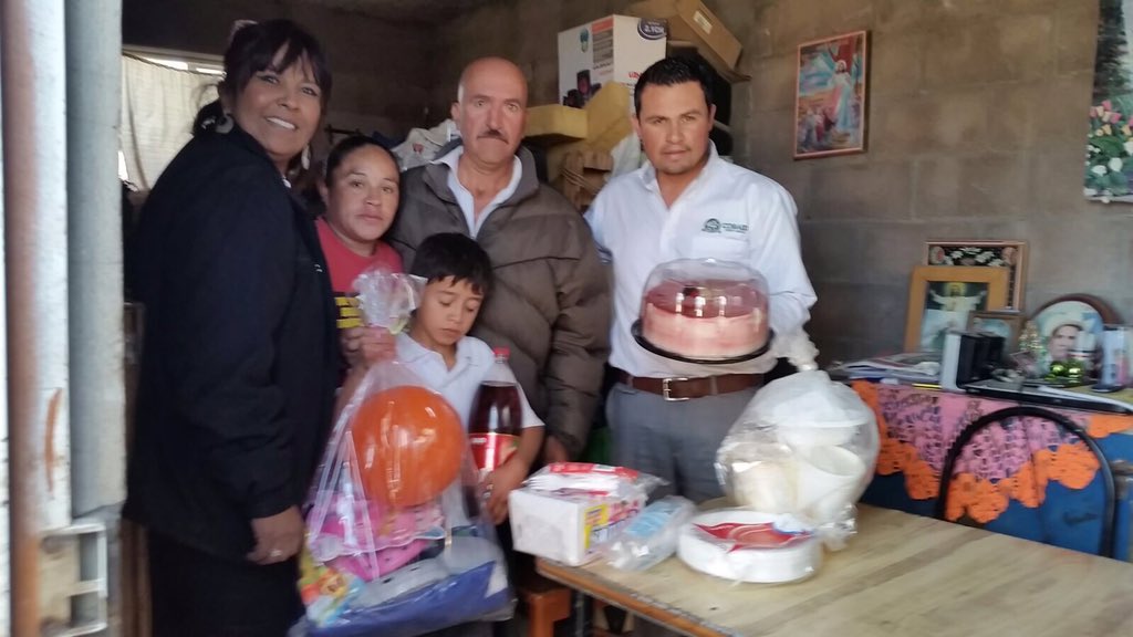 COBAEDoficial's tweet photo. Familia COBAED se une a #NavidadCrecemos que encabeza @Tere_AdelC y @DIF_Durango con @Francelia1984 @chuycabrales https://t.co/hsZShhLvJ2