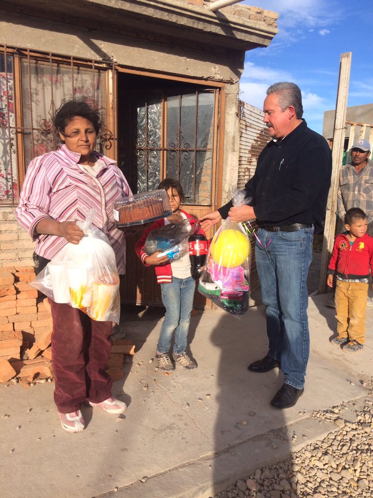 COBAEDoficial's tweet photo. Familia COBAED se une a #NavidadCrecemos que encabeza @Tere_AdelC y @DIF_Durango con @Francelia1984 @chuycabrales https://t.co/hsZShhLvJ2