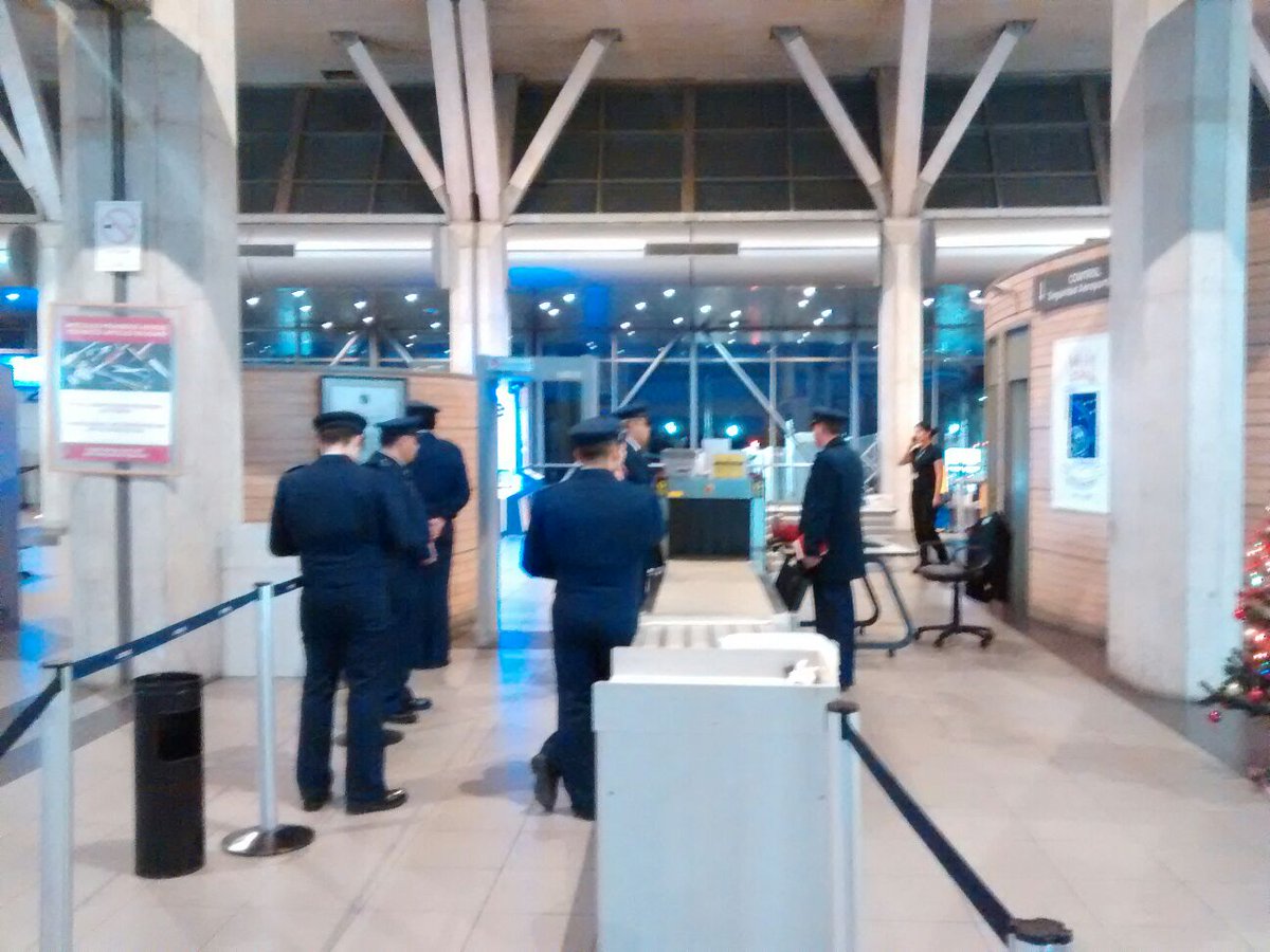 angies_xo's tweet photo. @24HorasTVN funcionarios fach en el aeropuerto carriel sur queriendo asumir funciones de personar DGAC https://t.co/6tI7AoUQHl