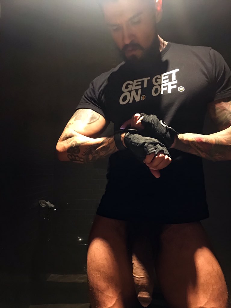 Boomer_Banks's tweet photo. Puttin on the bulk for #MAL #dc @Manhunt @jackd @tylerthebadwolf time is ticking #getongetoff #ShutterSlut #boomerme https://t.co/TOWEa2NqjA