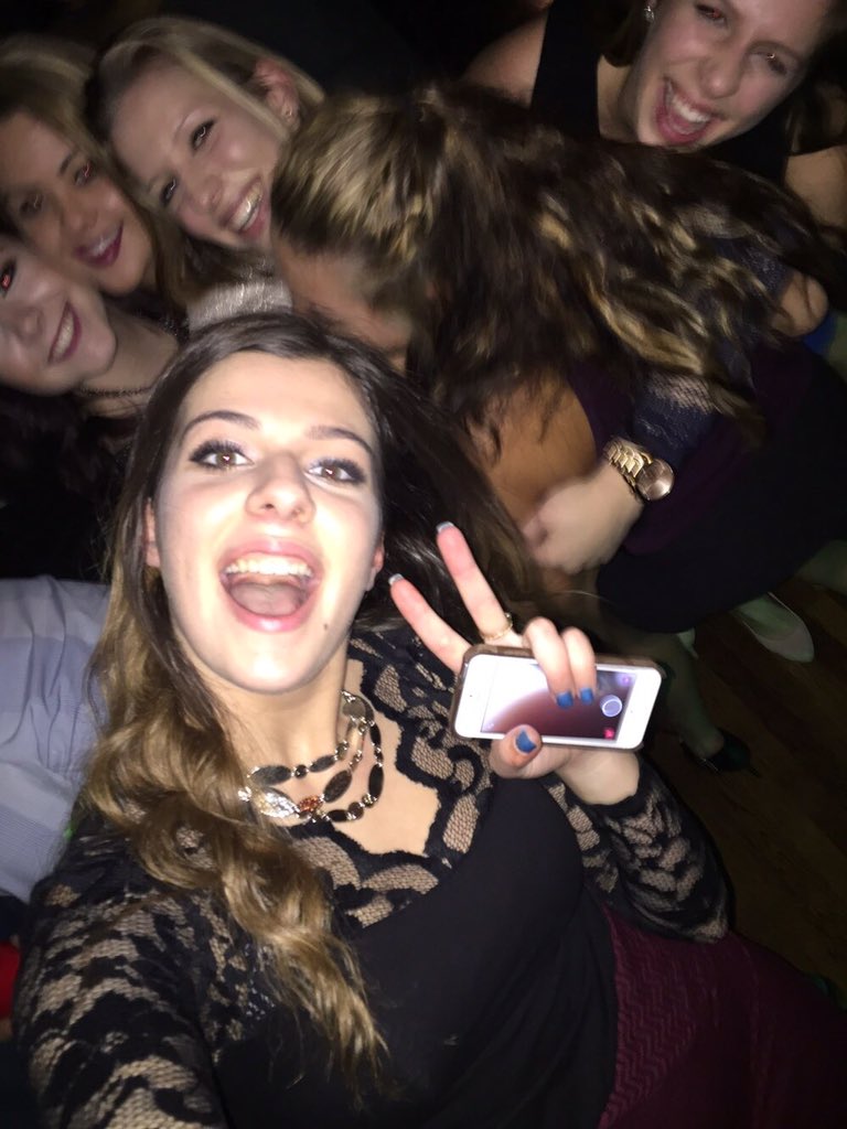 Mellyyymelz___'s tweet photo. Tb to New Year's Eve #iwasntready #twerkinonamra #2016soon #hartfordCT @amra__ @sajmzzz @Dat_nigga_Al @almiracec https://t.co/2hXijksd6w