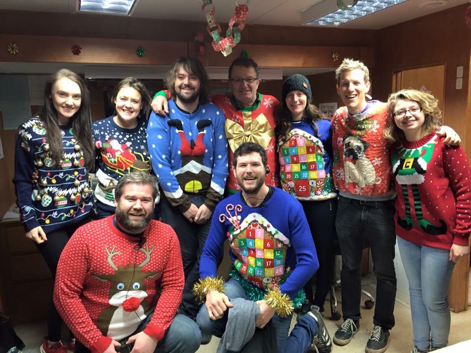 AngiemmiiOwens's tweet image. #XmasJumperOutlanderDay Aimee hiding in back ground drinking coffee @ALO_Modelling 😁😁😁