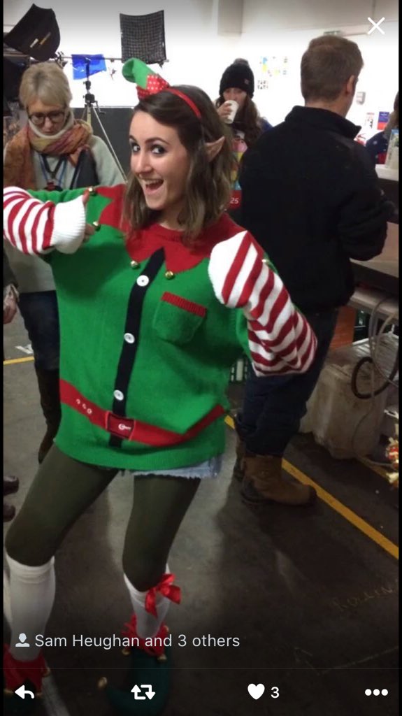 AngiemmiiOwens's tweet image. #XmasJumperOutlanderDay Aimee hiding in back ground drinking coffee @ALO_Modelling 😁😁😁