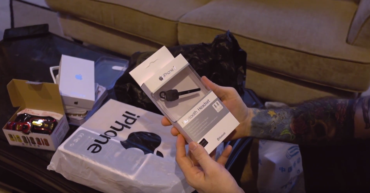 A deep dive into the insane market of absurd counterfeit Apple products [Video] 9to5mac.com/2015/12/16/a-d…
