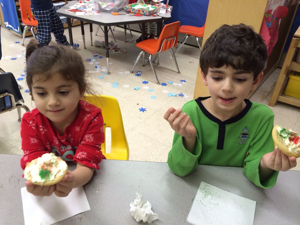prekatstregis's tweet photo. Decorating Christmas cookies! #stregispreschool #pajamaday https://t.co/1WDmufT6yW